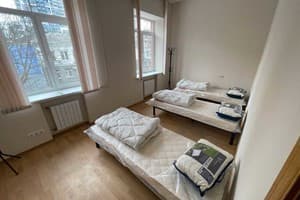 Хостел uaHOSTEL. Место в мужском трехместном номере  1